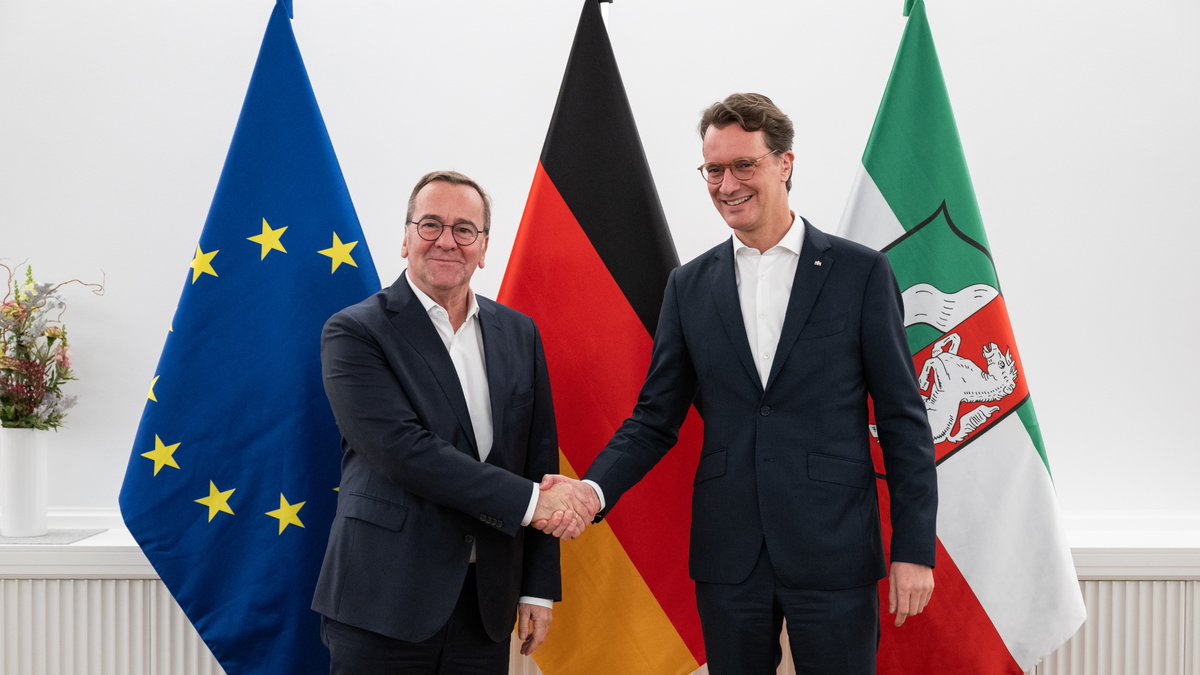 BMVg_Bundeswehr's tweet photo. Nur wenn #Bundeswehr und Bundesländer eng zusammenarbeiten, kann die Umsetzung des #OPLAN 🇩🇪 gelingen. Minister #Pistorius hat sich u.a. dazu mit #NRW-Ministerpräsident Wüst ausgetauscht, denn: Zivil-militärische Kooperation ist ein Schlüssel zur gesamtstaatlichen Verteidigung. https://t.co/mtsQycU1dL