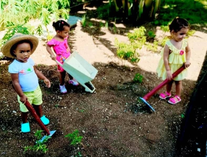 #CubaMined, las educadoras de Primera Infancia con gran amor forman sentimientos de amor y respeto a nuestros niños hacia la Patria, los símbolos y atributos patrios. #EducadoresALaVanguardia