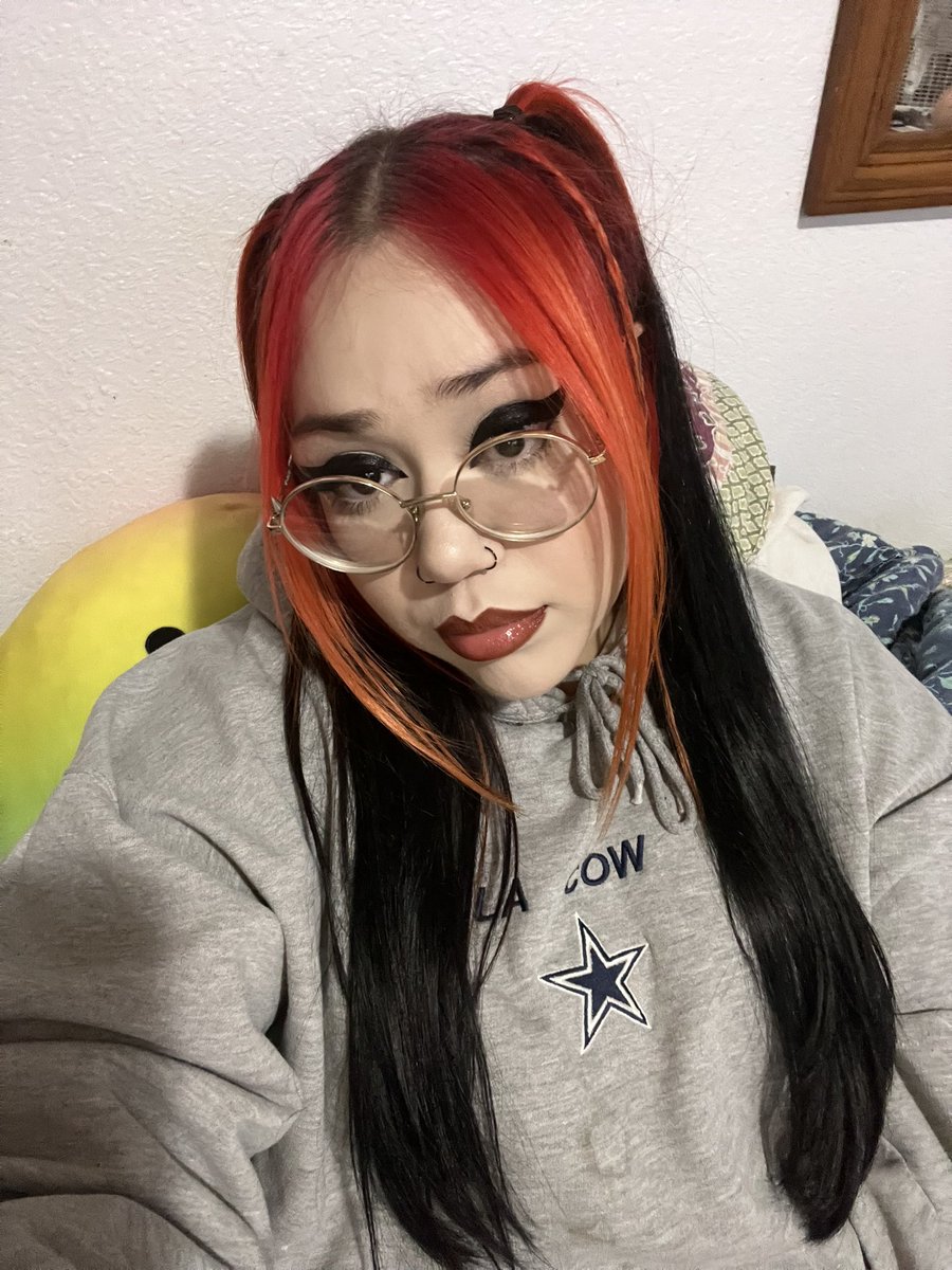 spooks_vee's tweet photo. Could I be ur goth girlfriend ? https://t.co/DISMN8g0ec