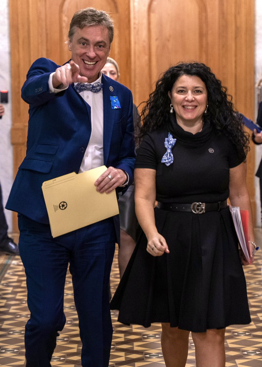 Qui a dit qu’on ne pouvait pas sensibiliser avec style?! ✨ En ce mois de #noeudvembre, le caucus du <a href="/liberalquebec/">Parti libéral du Québec</a> porte fièrement le nœud papillon de <a href="/PROCUREQc/">procureqc</a>. 💪
#PolQc #AssNat