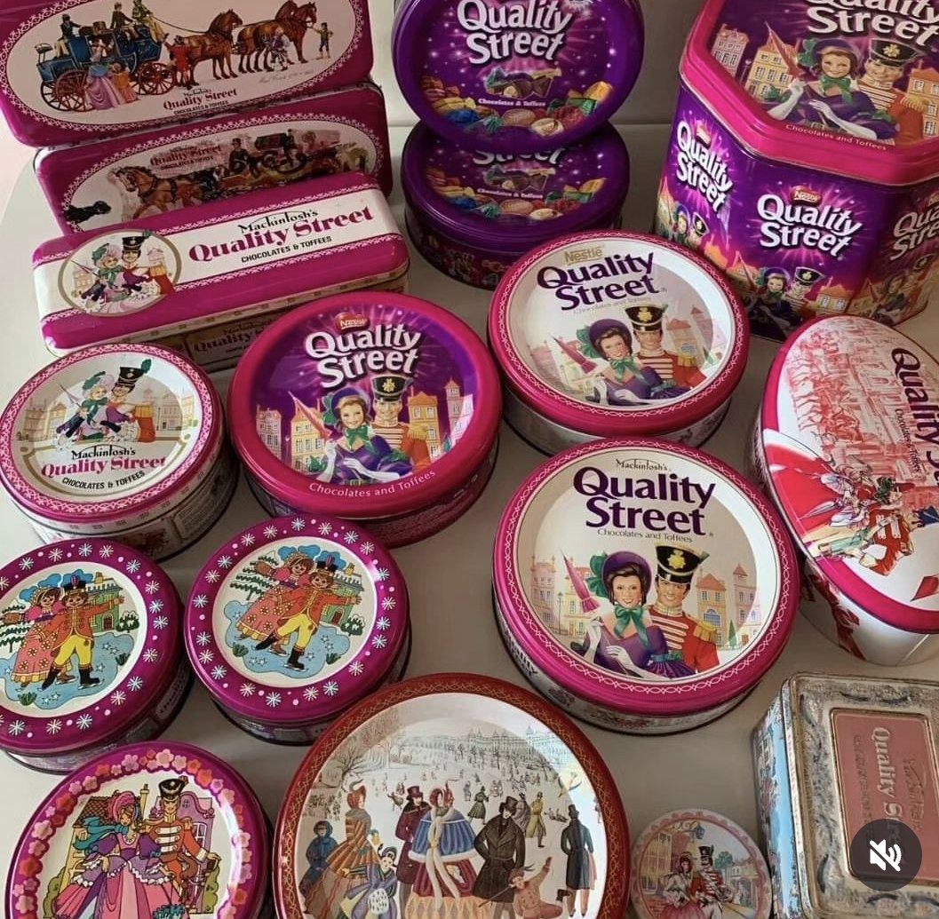 Generations7080's tweet image. Les boîtes de notre enfance 🤩 
On a presque pas fait mieux au niveau des dessins 🤩.

#70s #80s #boitequalitystreet #Nostalgie #Souvenirsdenfance