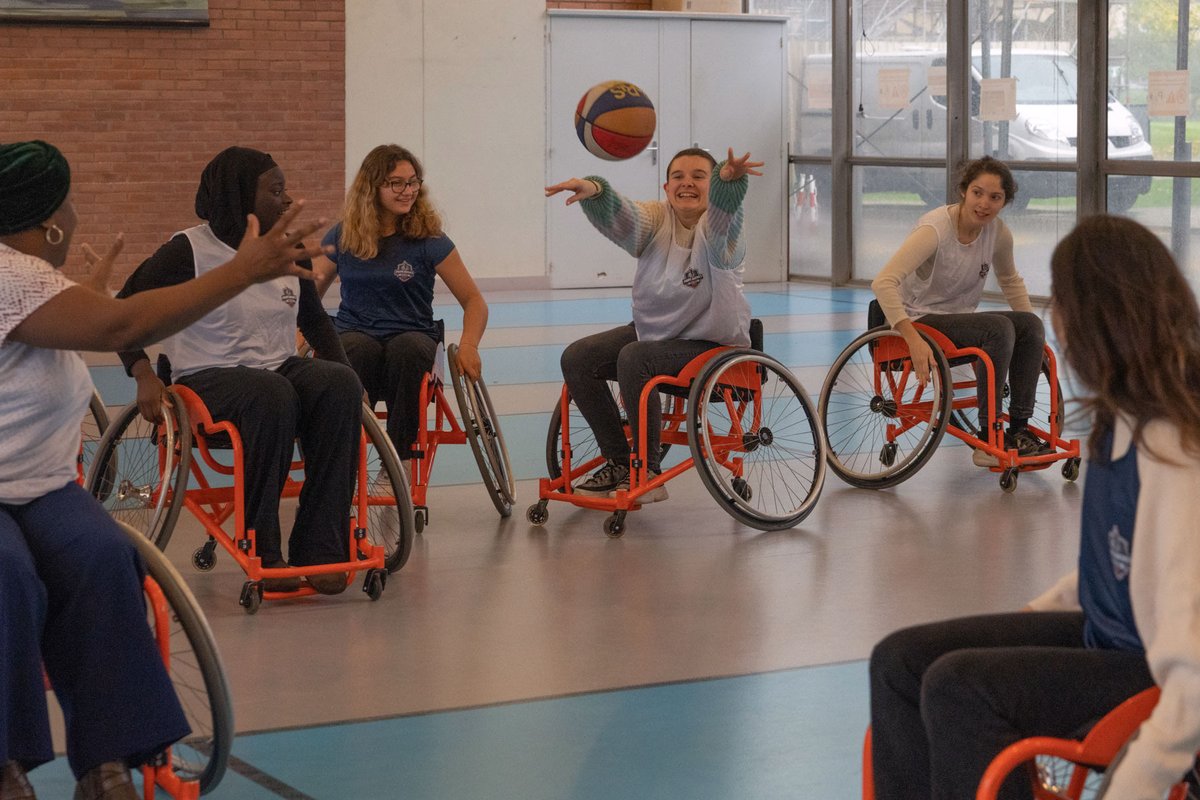 Sorbonne Université (@sorbonne_univ_) on Twitter photo Journée passionnante de sensibilisation aux handicaps hier avec <a href="/sofyanemehiaoui/">Sofyane Mehiaoui</a> et <a href="/Bliindgirl/">Lilia Benchabane</a> ! 🙌
👩🦼 L'occasion pour notre communauté de découvrir le quotidien des personnes en situation de #handicap, de tester le handisport et de connaître les ressources disponibles Journée passionnante de sensibilisation aux handicaps hier avec <a href="/sofyanemehiaoui/">Sofyane Mehiaoui</a> et <a href="/Bliindgirl/">Lilia Benchabane</a> ! 🙌
👩🦼 L'occasion pour notre communauté de découvrir le quotidien des personnes en situation de #handicap, de tester le handisport et de connaître les ressources disponibles
