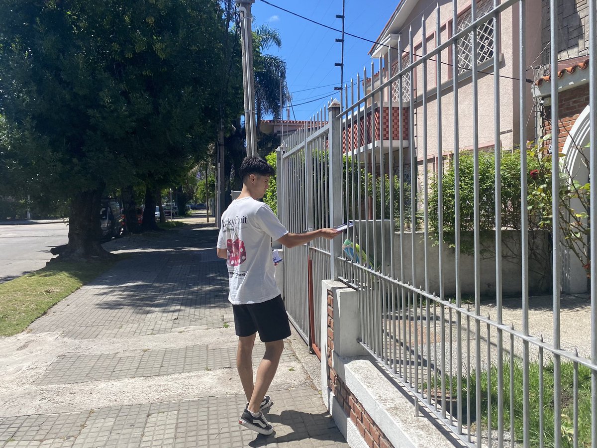 422uy's tweet photo. 🛍️🚪 Mañana de feria y puerta a puerta por el barrio Jacinto Vera. 

‼️ A 4 días del balotaje, seguimos haciendo llegar la papeleta de Delgado a todos los vecinos. https://t.co/rLRd7McrlJ