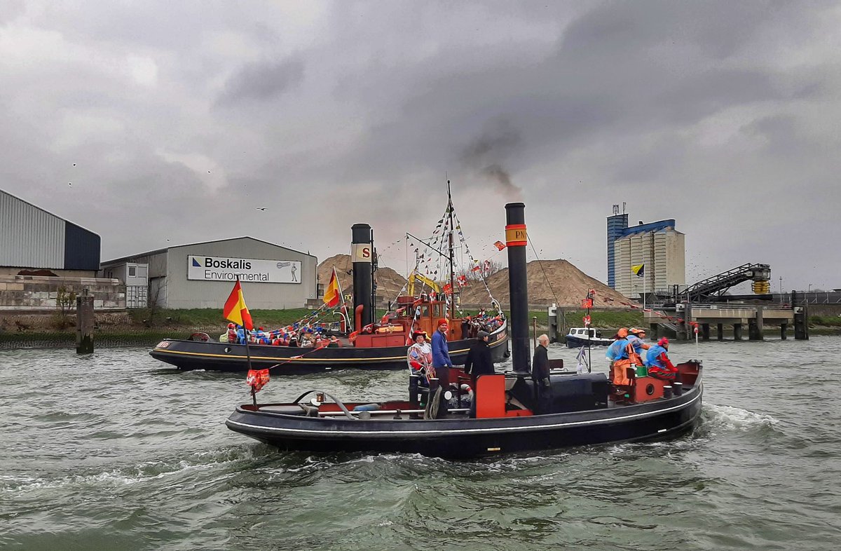 Two classic #steam #tugs together last saturday. SS Hercules and SS Goudvisch in disguise for the arrival of Saint Nicholas #Sinterklaas in #Schiedam #Holland #TheNetherlands 
#Stoomboot en #Hulpstoomboot
#Tug