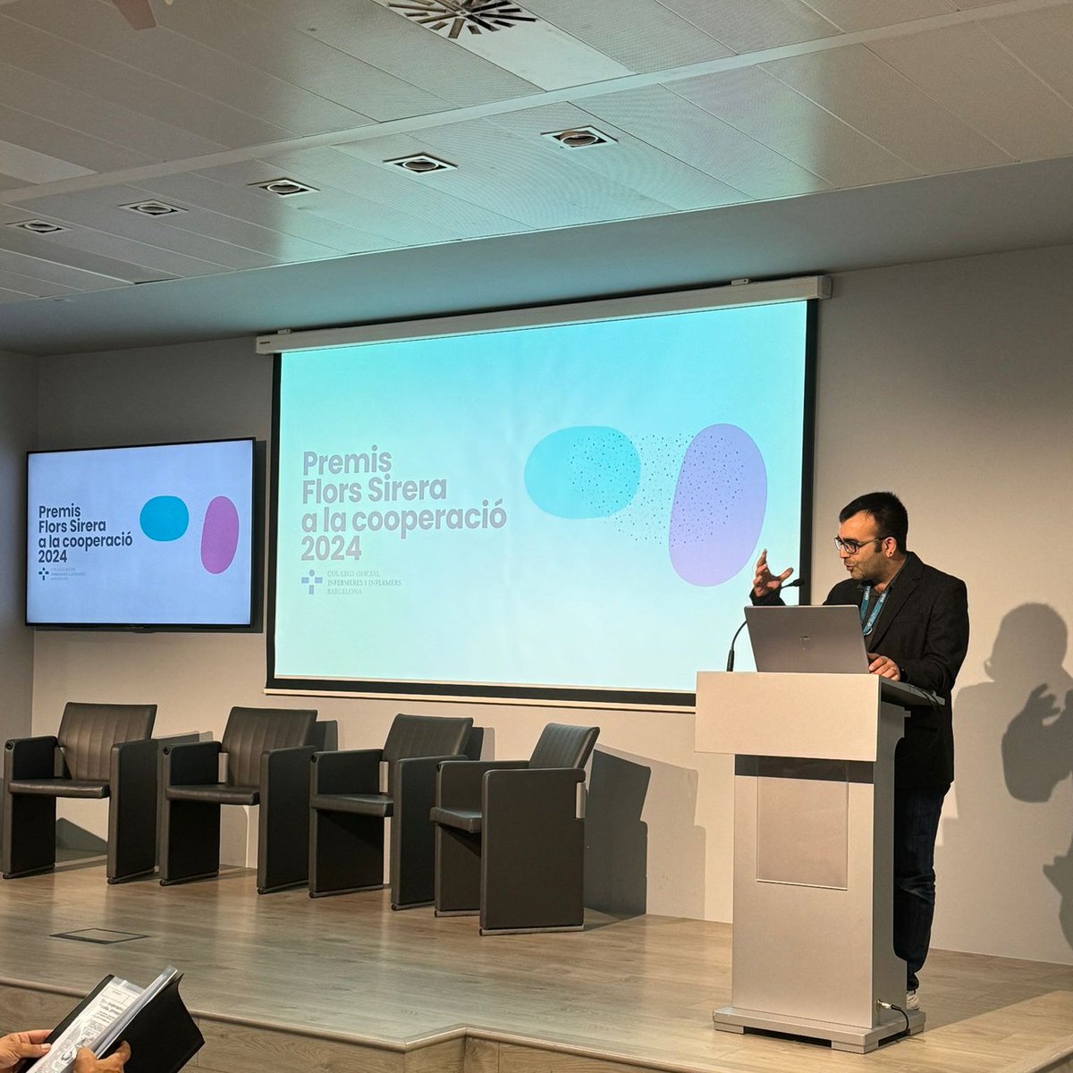 COIBarcelona's tweet image. Avui, Dia Mundial de les Persones Refugiades, el #COIB acull l&apos;entrega dels Premis Flors Sirera en reconeixement a la cooperació internacional. 

👉La jornada ha començat amb la inauguració a càrrec del president, @BorjaManzanares.