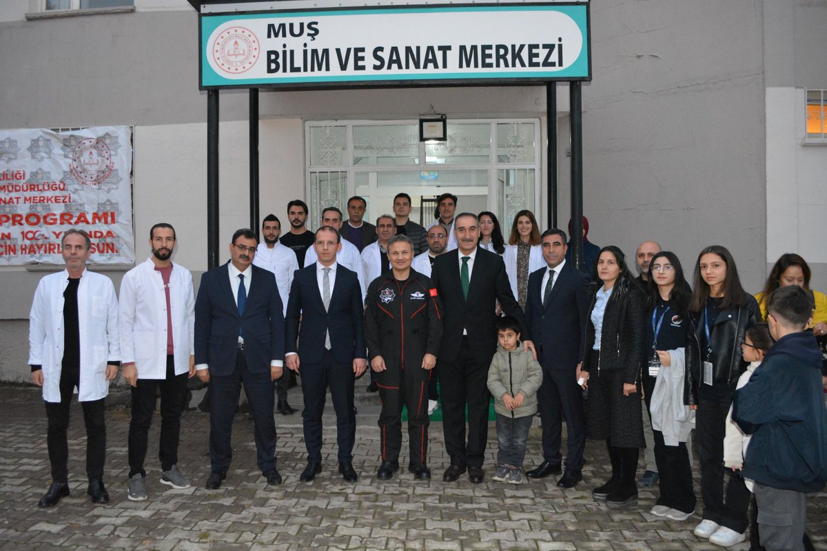 TCMusValiligi's tweet photo. İlk Türk astronotumuz Sn. Alper Gezeravcı,

Türk Uzay Misyonuna PRANET projesi ile katkı sağlayan Muş Bilim Sanat Merkezi öğretmen ve öğrencilerimizi ziyaret etti.

Muş Bilim Sanat Merkezi ve Şehit Yücel Kurtoğlu Güzel Sanatlar Lisesinde öğrencilerimizle bir araya gelen Gezeravcı, öğrencilerimizle söyleşi gerçekleştirip, sürecin genel durumu hakkında onları bilgilendirip, sohbet etti.

Gezeravcı'ya, PRANET deneyinde yer alan Muş BİLSEM öğrencilerimiz Zeynep Nehir Çamlıca ve Dilşah İmran Avcı eşlik etti.#Muş

📍Muş
