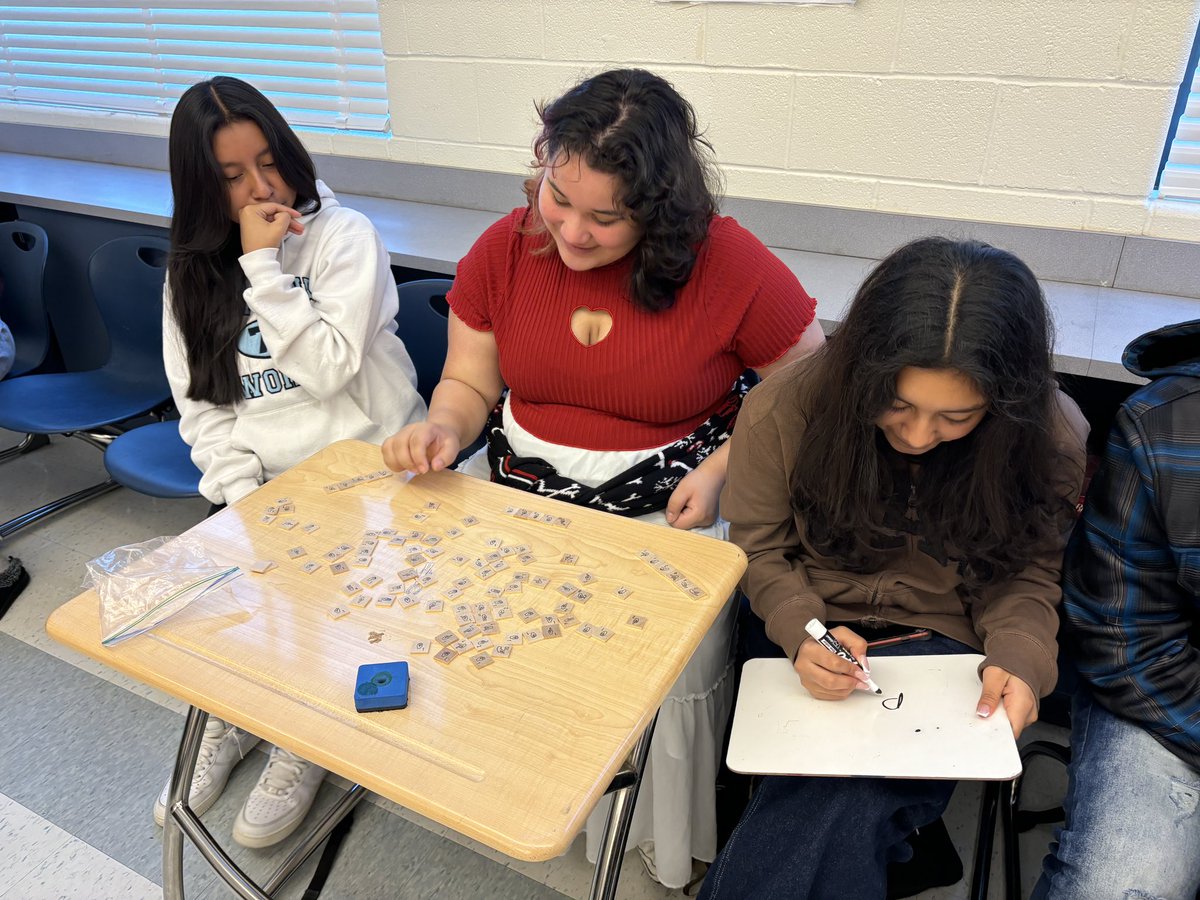 eyes4tech's tweet image. ASL 1 students working on their fingerspelling and no voice in class participated in word challenges. Longest word, highest point value, and set of words.
Learning through #games!
@Cburg_Coyotes @MCPSWorldLang