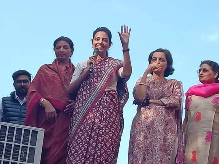 ये तस्वीर बहुत अहम् है,
जब दिव्या जी मदेरणा ने पहली बार ओसियां का चुनाव में फतेह करके आपने आवास पर जनता को धन्यवाद के रूप में सम्बोधन किया!!
<a href="/DivyaMaderna/">Divvya Mahepal Madernna</a>