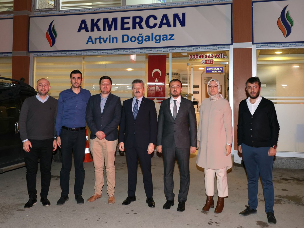 Valimiz Sayın Dr. Turan Ergün, Akmercan Artvin Doğalgaz Dağıtım Bölge Müdürlüğü’nü ziyaret ederek, Bölge Müdürü Akif Gümüşçıbık ve diğer şirket yetkililerinden İlimiz genelinde yürütülen doğal gaz altyapı faaliyetleri, genel işleyiş ve uygulamalara ilişkin brifing aldı.