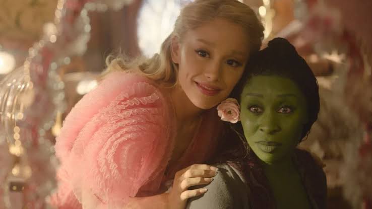CatWatchMovieC's tweet photo. #WickedMovieTH ไปรอเข้าชิงออสการ์สาขาโปรดักชั่นดีไซน์ก่อนเลย ออกแบบมาเริ่ดมาก ตั้งใจจะมาดูการแสดงของแม่มดเขียว ปรากฏโดนยัยอะรีอานา กรานเด ตกซะงั้น ลูกสาวกะเทยมาก #กะเทยแบบตะโกนเป็นเสียงไฮโน๊ตอ่ะ 
55555 จริตวอนยองสุดๆ นี่ดูไปต้องเก็บมือตัวเองไม่ให้เผลอทำท่าหลีดมือตาม 55555 หนังสนุกอ่ะ เกือบ3 ชมแต่รู้สึกแป๊ปเดียวเอง ขอวาร์ปไปปีหน้าเลยได้ไหม อยากดูภาคจบแล้ว #wovietwit