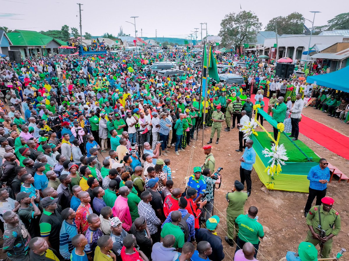 ccm_tanzania's tweet photo. DKT. BITEKO AINADI CCM MARA

📌 Asema CCM Inaweza Kazi, Ipewe Kura
📌 Wabunge Waeleza Mafanikio ya CCM Mara
📌 Wagombea Uenyeviti Wajinadi kwq Wananchi
📌 Wananyamongo Wahaidi Ushindi CCM Uchaguzi wa Serikali za Mitaa

Mjumbe wa Kamati Kuu ya Halmashauri Kuu ya Chama Cha Mapinduzi (CCM) Taifa ambaye pia ni Naibu Waziri Mkuu na Waziri wa Nishati, Mhe. Dkt. Doto Biteko amewataka wananchi wa Nyamongo  na Mkoa wa Mara kwa ujumla kufanya kampeni za kistaarabu na kujitokeza kupiga kura katika Uchaguzi wa Serikali za Mitaa unaofanyika Novemba  27, 2024.

Dkt. Biteko ameeleza  kuwa  maendeleo hayaletwi  kwa Mathis wala kuvunjiana heshima na kuwq wananchi hao washinde ubaya kwa wema. Aidha, wamefika  eneo hilo kwa lengo la kuwaomba wananchi wa Nyamongo wachague watu ambao wataungana na Serikali katika kuwaletea maendeleo.

Dkt. Biteko  ameyasema hayo leo Novemba 20, 2024 wakati akifungua kampeni  za Uchaguzi wa Serikali za Mitaa kwa Mkoa wa Mara zilizofanyika m katika Uwanja Nyamongo Wilaya ya Tarime.

“ Mwaka huu tuna Uchaguzi wa Serikali za Mitaa ni uchaguzi mkubwa wa kumchagua mtu atakayejua hali na maisha ya watu katika ngazi ya mtaa na ambaye atabeba shida za watu na kuzitatua,” amesema Dkt. Biteko.

Amebainisha kuwa uchaguzi huo ni muhimu na sio wa majaribio hivyo ni lazima wananchi wachague viongozi ambao sio walalamikaji na kuwa maendeleo hayaletwi kwa matusi  bali kwa kufanyakazi.

Amefafanua kuwa Rais Samia ana dhamira ya dhati ya kuhakikisha wananchi wanapata maendeleo na kuwa na maisha nafuu hivyo wananchi wa Nyamongo wamuunge mkono kwa kuchagua wagombea wa CCM.

Katika hatua nyingine, Dkt. Biteko amesema kuwa kuna fedha kwa ajili ya kutekeleza miradi kwa jamii (CSR) zinazohitaji kibali kutoka Ofisi ya Rais Tawala za Mikoa na Serikali za Mitaa (TAMISEMI) na kuwa amemuelekeza Katibu Mkuu TAMISEMI kuhakikisha zinapatikana ili wananchi wa eneo hilo waweze kunufaika kwa kupata miradi ya maendeleo.