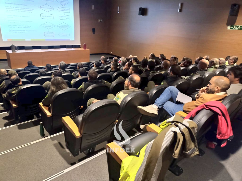 PLANINFOEX's tweet photo. 🔥 Más de 50 AMN de @Junta_Ex y técnicos de @PLANINFOEX han recibido formación en ejecución y dirección de quemas prescritas.
Estas, además de ser demandadas por una parte de la sociedad son necesarias para la formación del dispositivo en el manejo de fuego técnico.
#Fuegobueno https://t.co/4dcSeaHZKM