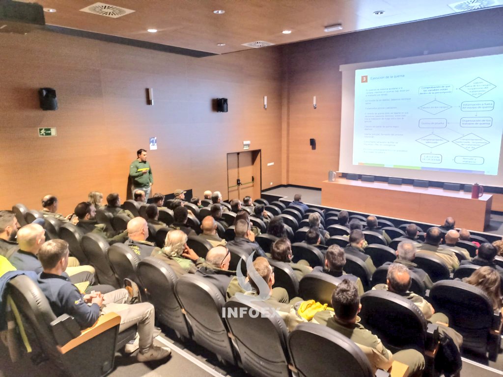 PLANINFOEX's tweet photo. 🔥 Más de 50 AMN de @Junta_Ex y técnicos de @PLANINFOEX han recibido formación en ejecución y dirección de quemas prescritas.
Estas, además de ser demandadas por una parte de la sociedad son necesarias para la formación del dispositivo en el manejo de fuego técnico.
#Fuegobueno https://t.co/4dcSeaHZKM