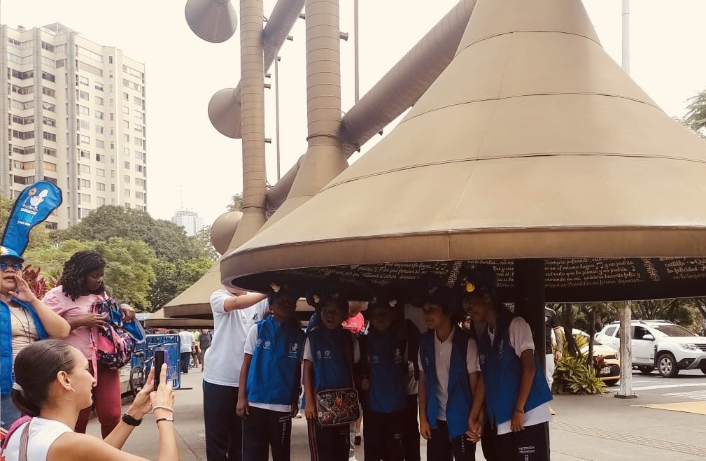 ansvcol's tweet photo. 🚸Desde la #ANSV, seguimos promoviendo la #EducaciónVialParaLaVida.
En la Plazoleta Jairo Varela en #Cali, realizamos salida pedagógica dirigida a niñas, niños y adolescentes de la IE 🏫Agustín Nieto Caballero, con actividades culturales para enseñar sobre #SeguridadVial. https://t.co/esVFv1wkUs