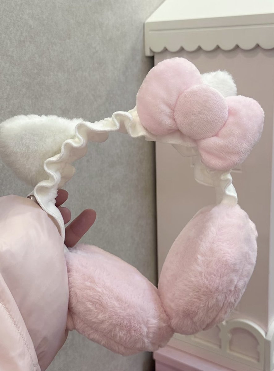 piinkimi_'s tweet photo. hello kitty earmuffs https://t.co/W4Wjgigy7r
