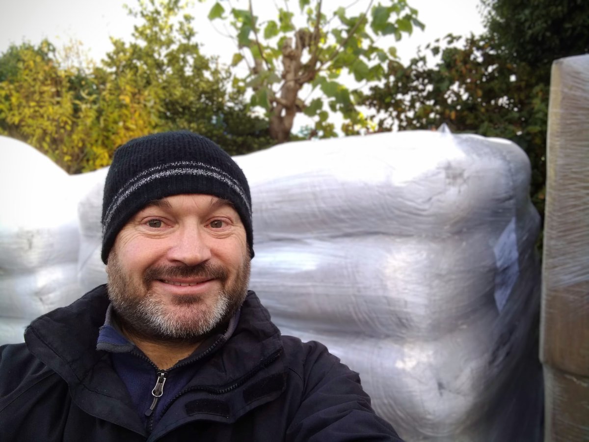 Our French dried lavender delivery arrived! Here's a pic of Mike with some of it in 10Kg sacks. We're known for our fab quality lavender - check out the reviews!
daisyshop.co.uk/dried-flowers/…
We have loads of lavender bunches, organic and blue grains, small retail to large wholesale!