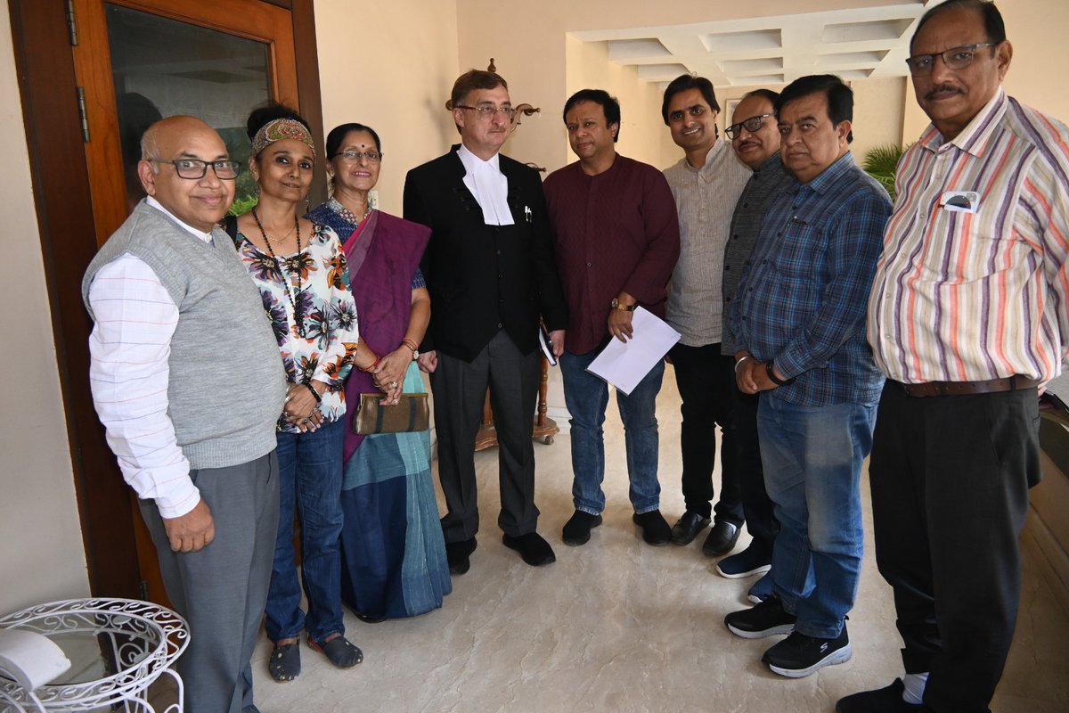 PChaudhary23's tweet photo. Vayusewa Sangharsh Samiti by Jabalpur Sangharsh Samiti meets MP Shri @VTankha for #UdaanJabalpur #UdaanJabalpurPune campaign to #LetJabalpurFly

Requests:
1. Direct ✈️ between JLR - PNQ
2. JLR - PNQ regular 🚆 

@MoCA_GoI 
@RamMNK 
@mohol_murlidhar 
@AAI_Official 
@aaijbpairport https://t.co/Dhst4YF6ZS