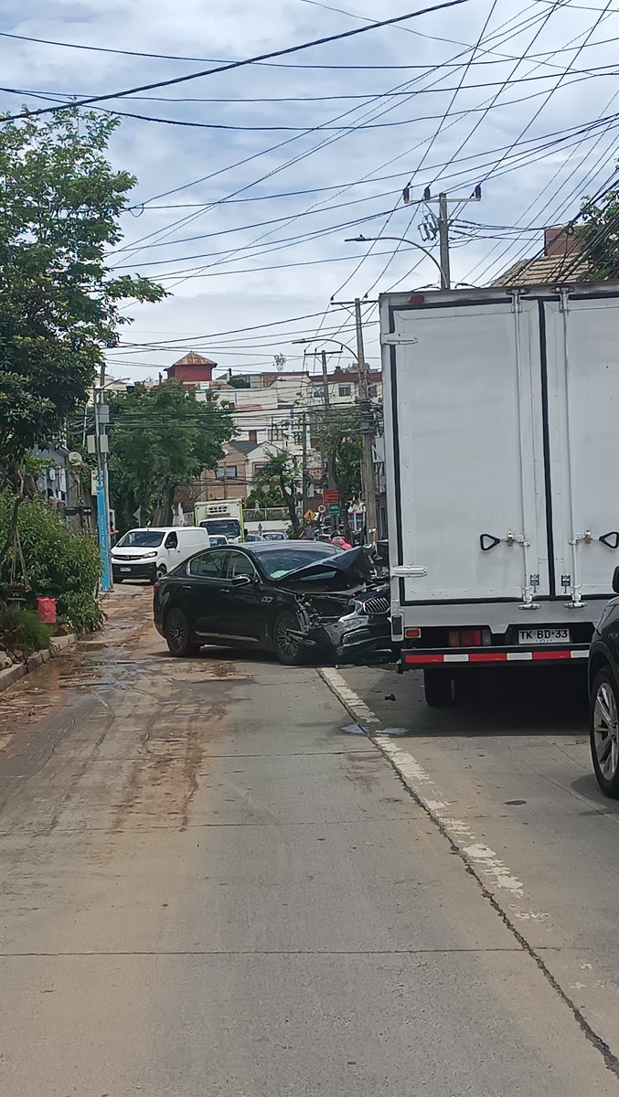 vynkavuk's tweet photo. Accidente vehículo liviano con camión, intersección calle Diego portales con calle condell, recreo, viña del mar.

@sitiodelsuceso @NoticiasValpoEx @AlertaNoticiasV https://t.co/NIjnpzLbkI