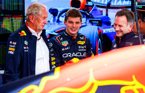 FormulaDirecta's tweet photo. 🗣️Helmut Marko: "Si ganamos el título, será gracias a Verstappen".

👉"Con sus habilidades excepcionales al volante, logró ocultar los momentos en los que el coche realmente no estuvo a la altura".

#F1 #LasVegasGP #redbull https://t.co/PLfNn11FaW