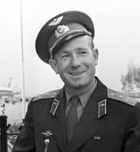 Из записей космонавта Алексея Леонова:
"Русская космонавтика – комедия ужасов. Космонавт, впервые в истории человечества выбравшийся в открытый космос, не смог влезть обратно. Он вольно парил на конце 5-метровой веревки над планетой, а вот когда пришла пора возвращаться —