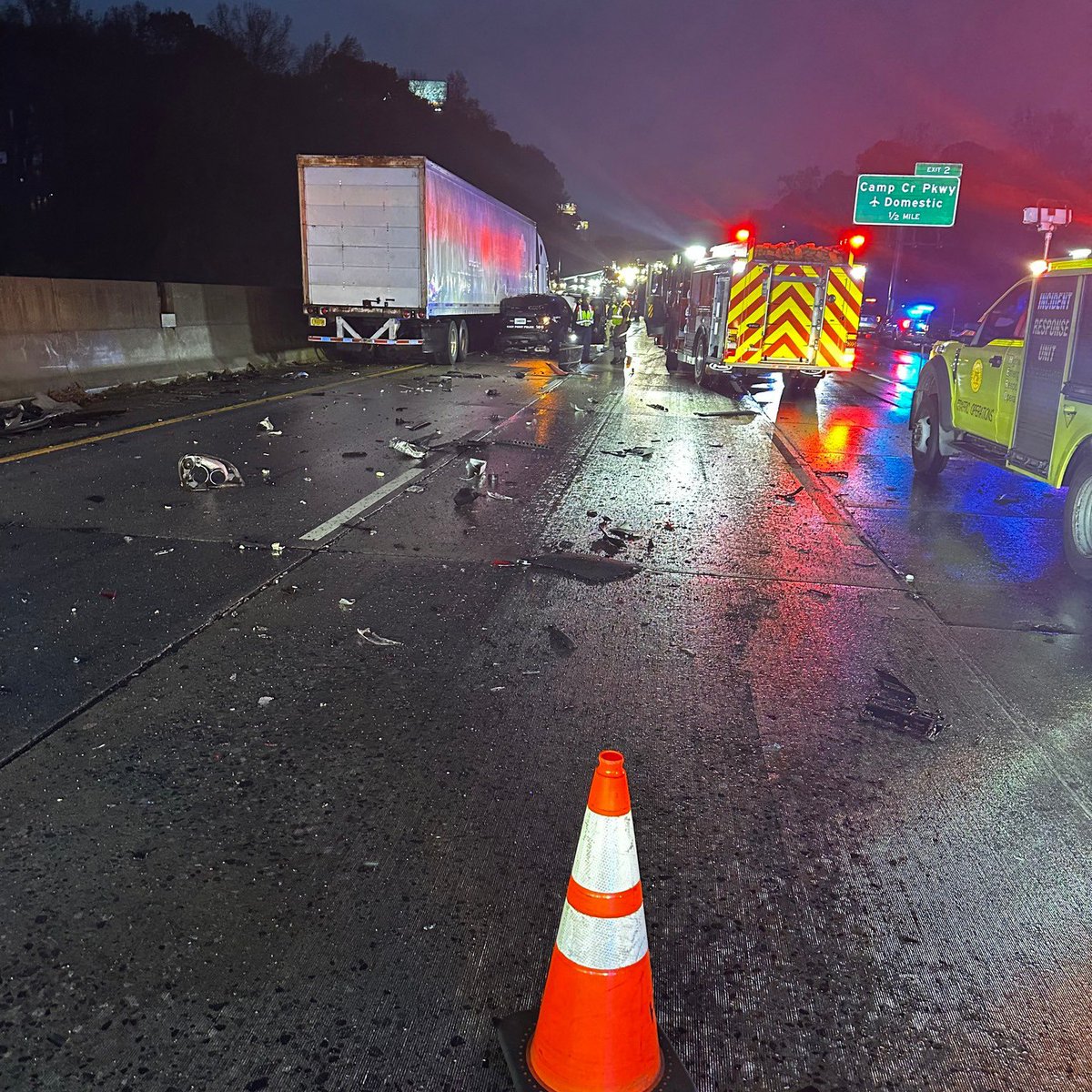 brittanyreport's tweet photo. @EastPointPolice says three officers were involved in a tractor trailer crash off I-285, while responding to a separate incident. One officer was sitting in his vehicle, while another ran into oncoming traffic to avoid being hit. A third was run over by his own vehicle. https://t.co/E7Pl0Bpgw9