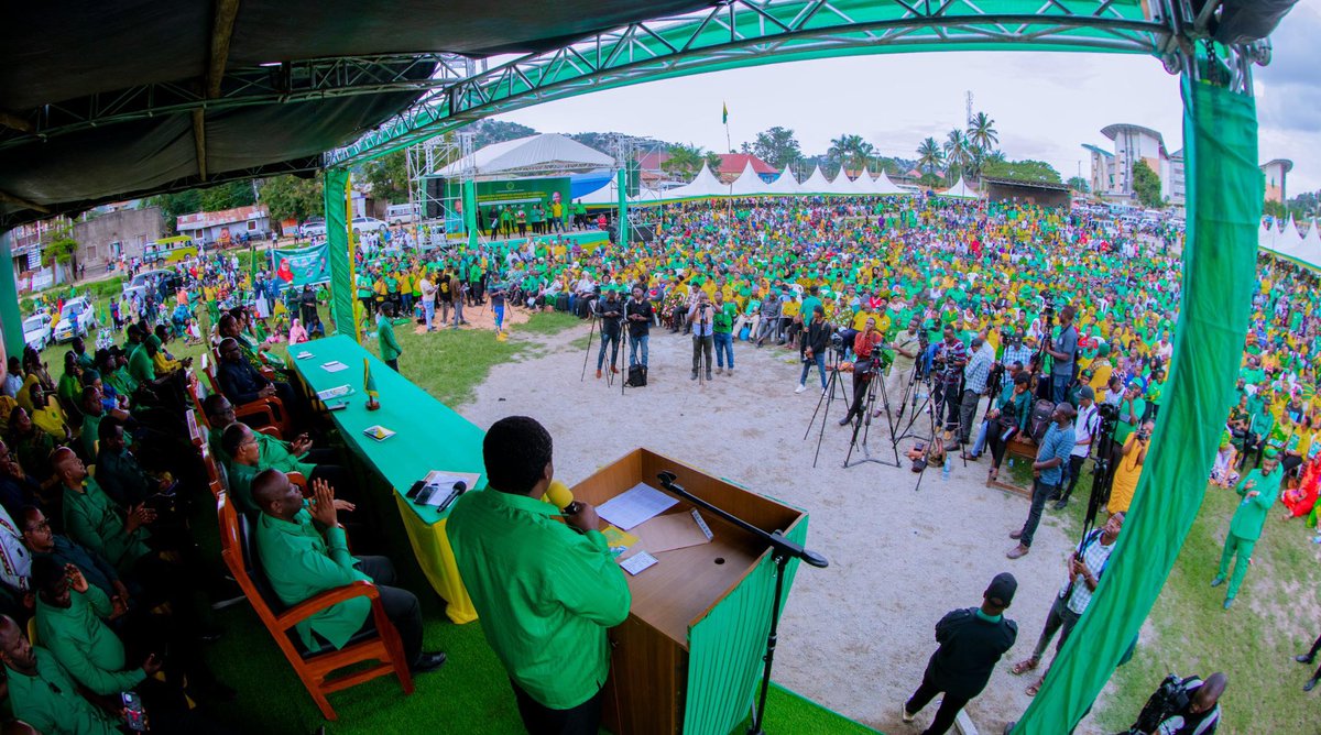 ccm_tanzania's tweet photo. TUNA MTAJI WA IMANI YA WATANZANIA: NCHIMBI

_Azindua kampeni Mwanza akitamba na takwimu za kura za uhakika_

_Awasihi wanaCCM kila mmoja kutafuta kura 10 kwa ajili ya ushindi wa kishindo_

_Ahamasisha kampeni za nyumba kwa nyumba na mtu kwa mtu, isiachwe kura hata moja, wakiwemo wapinzani_

_Awataka washindi kuwatumikia Watanzania kwa kupinga dhuluma na rushwa_

Katibu Mkuu wa Chama Cha Mapinduzi (CCM), Balozi Dkt. Emmanuel John Nchimbi, amesema CCM inaingia kwenye uchaguzi wa Serikali za Mitaa kikiwa na imani kubwa ya Watanzania kutokana na uimara wa chama na uongozi wa Mwenyekiti wake, Mhe. Dkt. Samia Suluhu Hassan.

Amesema kuwa uimara wa CCM unatokana na wingi na umakini wa wanachama wake, akitoa takwimu jinsi wanachama wapatao milioni 8 wa CCM walivyojitokeza kupiga kura wakati wa mchakato wa ndani ya chama hicho kupata wagombea wa nafasi mbalimbali kwenye Uchaguzi wa Serikali za Mitaa.

Balozi Nchimbi amesema mtaji wa imani ya Watanzania, utumishi wa CCM kupitia sera zake, na uongozi makini unakipatia chama hicho uhakika wa ushindi mkubwa wa kishindo katika uchaguzi huo unaotarajiwa kufanyika tarehe 27 Novemba 2024.

Katibu Mkuu huyo wa CCM aliyasema hayo alipokuwa akihutubia mkutano mkubwa wa hadhara wa uzinduzi wa kampeni za CCM kwa ajili ya Uchaguzi wa Serikali za Mitaa kwa Mkoa wa Mwanza, uliofanyika katika Viwanja vya Furahisha, jijini Mwanza, leo tarehe 27 Novemba 2024.

Katika kujihakikishia ushindi huo wa kishindo, Balozi Nchimbi alisisitiza kampeni za kuomba kura ziwalenge hata wanachama na viongozi wa vyama vya upinzani, ili kuhakikisha kila kura inapatikana kwa ajili ya CCM, akiwahamasisha kupiga kampeni “nyumba kwa nyumba na mtu kwa mtu” nchi nzima.

“Pamoja na uhakika wa kura, msiridhike na ushindi. Twendeni nyumba kwa nyumba na mtu kwa mtu. Tusiache kura hata moja. Kila mwanachama atafute kura 10. Hata wa vyama vya upinzani, wawe ACT, NCCR, Chadema, na wote, watatupigia kura. Tumalizeni huu mchezo kwa kuipatia CCM ushindi mkubwa wa kishindo.

“Wajibu wetu ni kuwakumbusha tu Watanzania kazi kubwa ambayo CCM imeendelea kufanya katika kutoa uongozi wa nchi hii. Uhakika wa kesho ya Tanzania uko CCM. Watanzania wana imani kubwa na CCM kila wanapofikiria maendeleo, umoja wa nchi yetu, utaifa wetu, amani na utulivu. Tunataka wagombea wetu mtakapochaguliwa mkalinde heshima na imani hii ya Watanzania kwa kuwatumikia vizuri, mkijiepusha na dhuluma na rushwa,” alisema Balozi Nchimbi.

Aidha, akisisitiza kuhusu uimara wa CCM, Balozi Nchimbi alisema CCM ndiyo chama pekee ambacho wanachama wake, kwa mamilioni, walijitokeza kushiriki mchakato wa ndani wa kupata wagombea, hasa kupitia kura za maoni. Hii ndiyo sababu kimesimamisha wagombea maeneo yote nchi nzima katika uchaguzi huo, kwa kuwa kimeenea nchi nzima, tofauti na vyama vingine vya upinzani.