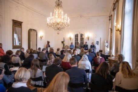 ItalyatOSCE's tweet photo. Incontro del Gruppo di Amici @OSCE della Belarus democratica, di cui 🇮🇹 fa parte, con @Tsihanouskaya: conferma  sostegno alle legittime aspirazioni democratiche del popolo bielorusso e condanna delle violazioni dei diritti umani e delle libertà fondamentali in 🇧🇾 
#GoFDBY https://t.co/VZqYYZQyNJ