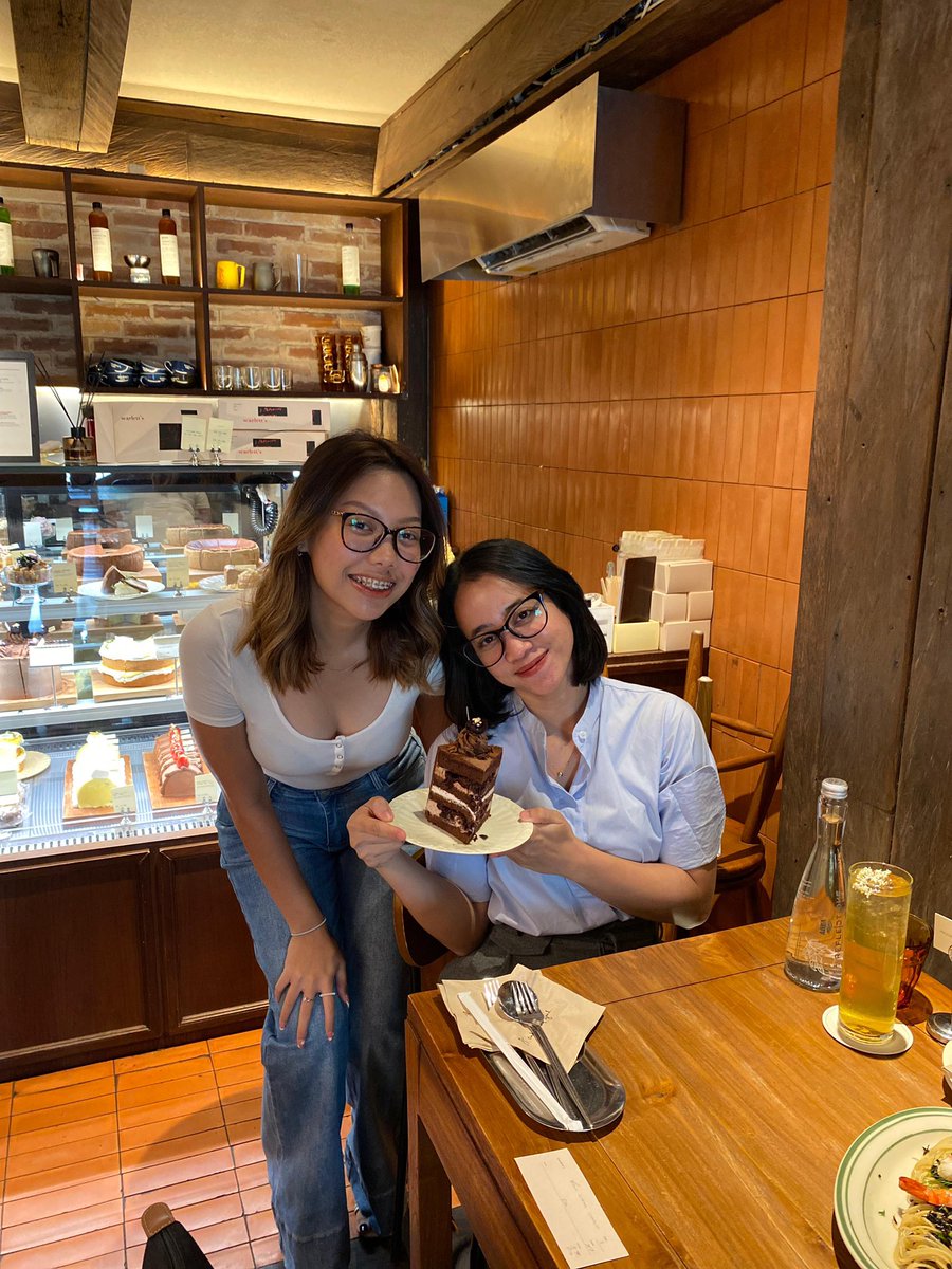 lesilessay's tweet photo. To my fav sis @farahzanindya happiest birthday! <3 https://t.co/MFBrrBAr1V