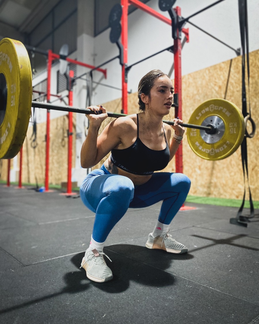 centaurusvigo's tweet image. 🏋️‍♂️ El Back Squat es uno de los ejercicios más completos para ganar fuerza y potencia. Al trabajar con una barra cargada sobre los hombros, activas glúteos, cuádriceps, isquiotibiales y core, mejorando estabilidad y rendimiento..

#BackSquat #CrossTraining #CentaurusBox #Vigo