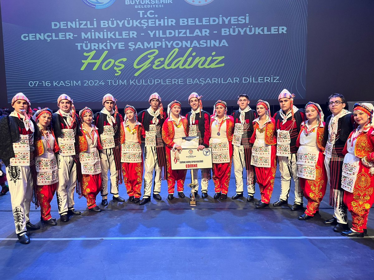 GSB_Edirne's tweet photo. 🎉 Türkiye Halk Oyunları Federasyonu Gençler Düzenlemesiz Dal Türkiye Şampiyonası

Edirne Dora Spor Kulübü halk oyunları ekibi, 88.71 puanla Türkiye ikincisi olarak büyük bir başarıya imza attı.  Trabzon’un ardından ikinci sırada yer alan ekibimiz, Edirne’yi gururla temsil etti. https://t.co/pLDiwAQdkl