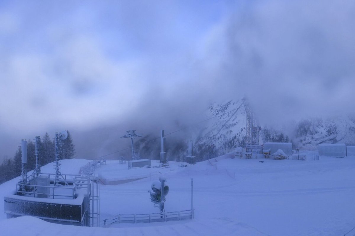 We've got fresh snow fall all over the Alps this week and more is on the way.
Pre season snow report from Chamonix out now!

Read the snow report - seechamonix.com/snow/

#chamonix #chamonixmontblanc #winterinchamonix #seechamonix #skichamonix #weathertoski #snowreport