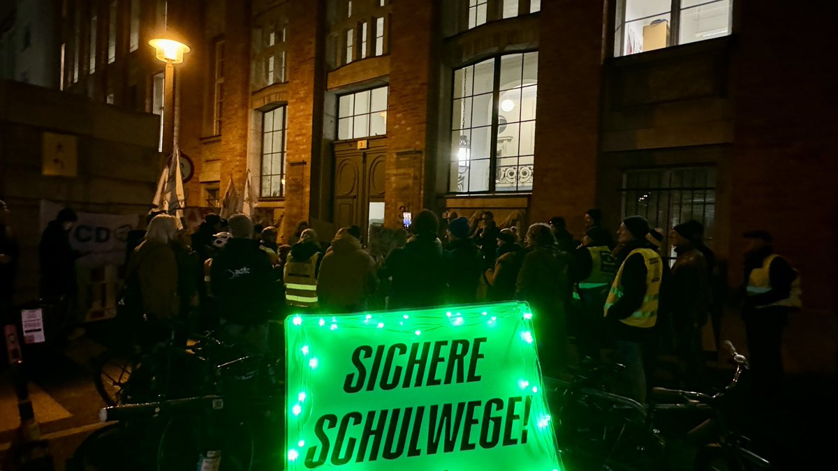 græt (@anngrt) on Twitter photo 8.618 Unterschriften für sichere Schulstrassen wurden heute von <a href="/ADFC_Berlin/">ADFC Berlin e.V.</a> <a href="/CCitiesOrg/">Changing Cities e.V.</a> übergeben. Jetzt ist es an Frau Bonde und SenMVKU grünes Licht für Schulwegsicherheit zu geben! 8.618 Unterschriften für sichere Schulstrassen wurden heute von <a href="/ADFC_Berlin/">ADFC Berlin e.V.</a> <a href="/CCitiesOrg/">Changing Cities e.V.</a> übergeben. Jetzt ist es an Frau Bonde und SenMVKU grünes Licht für Schulwegsicherheit zu geben!