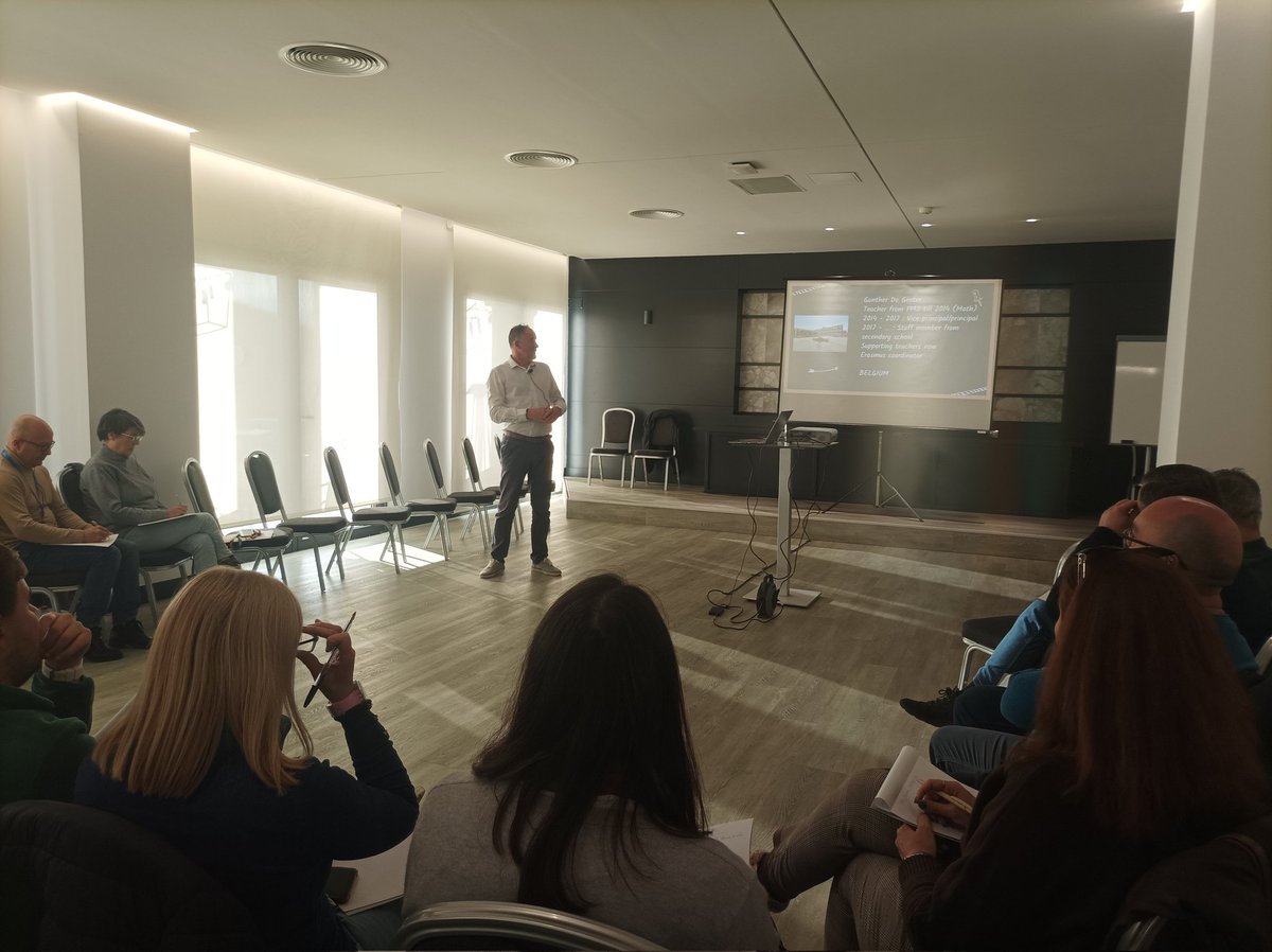 ceparacena's tweet image. Última sesión del curso Difusión de experiencias Erasmus+ con #GuntherDeGetter de @goatheneum Geraadsbergen Belgica explica #newteachingmethods aplicados en #Agora espacios flexibles de aprendizaje+ plan semanal= alumnado autonomo @ordenacioneduhu @sepiegob #MiErasmus