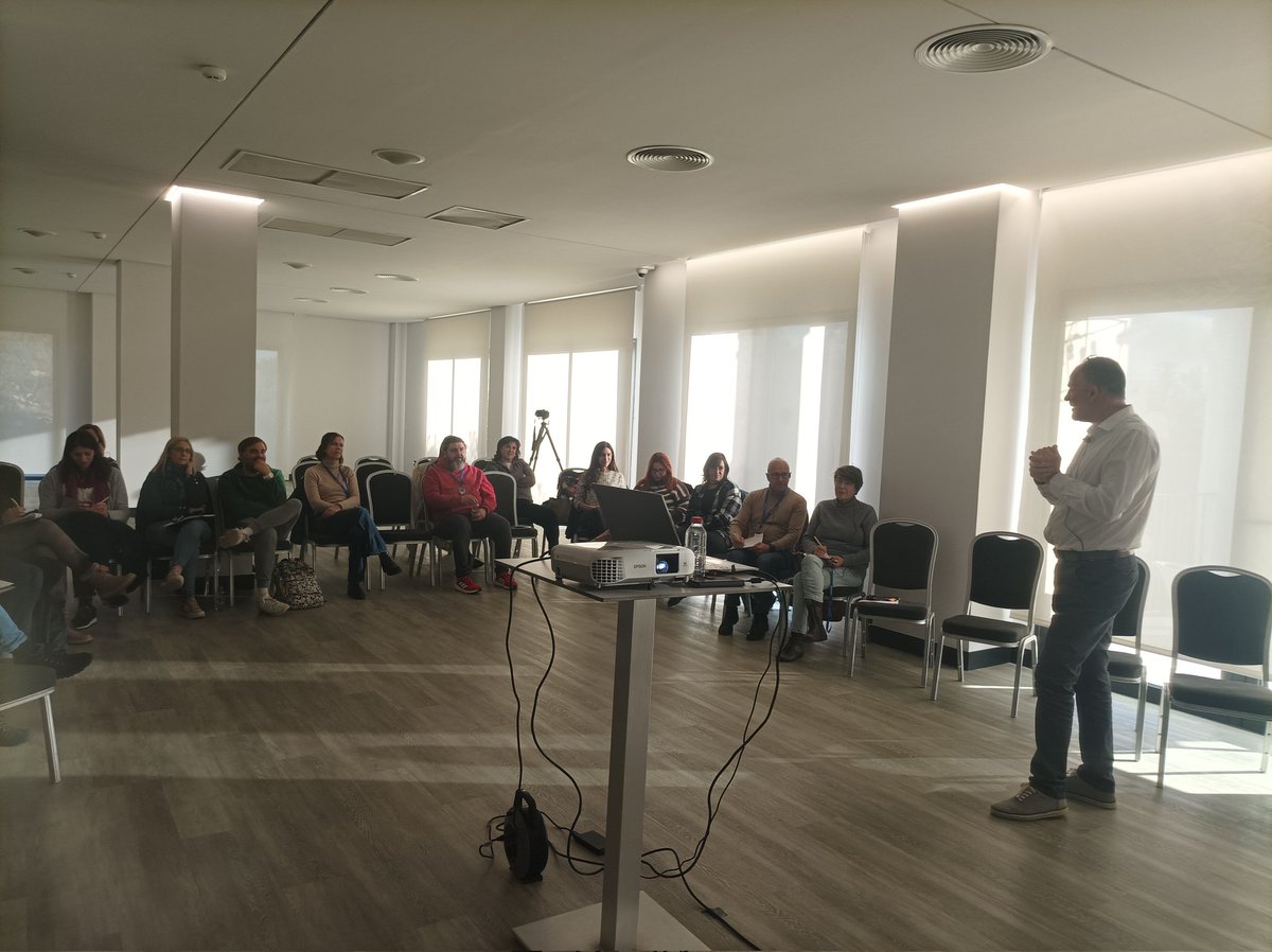 ceparacena's tweet image. Última sesión del curso Difusión de experiencias Erasmus+ con #GuntherDeGetter de @goatheneum Geraadsbergen Belgica explica #newteachingmethods aplicados en #Agora espacios flexibles de aprendizaje+ plan semanal= alumnado autonomo @ordenacioneduhu @sepiegob #MiErasmus