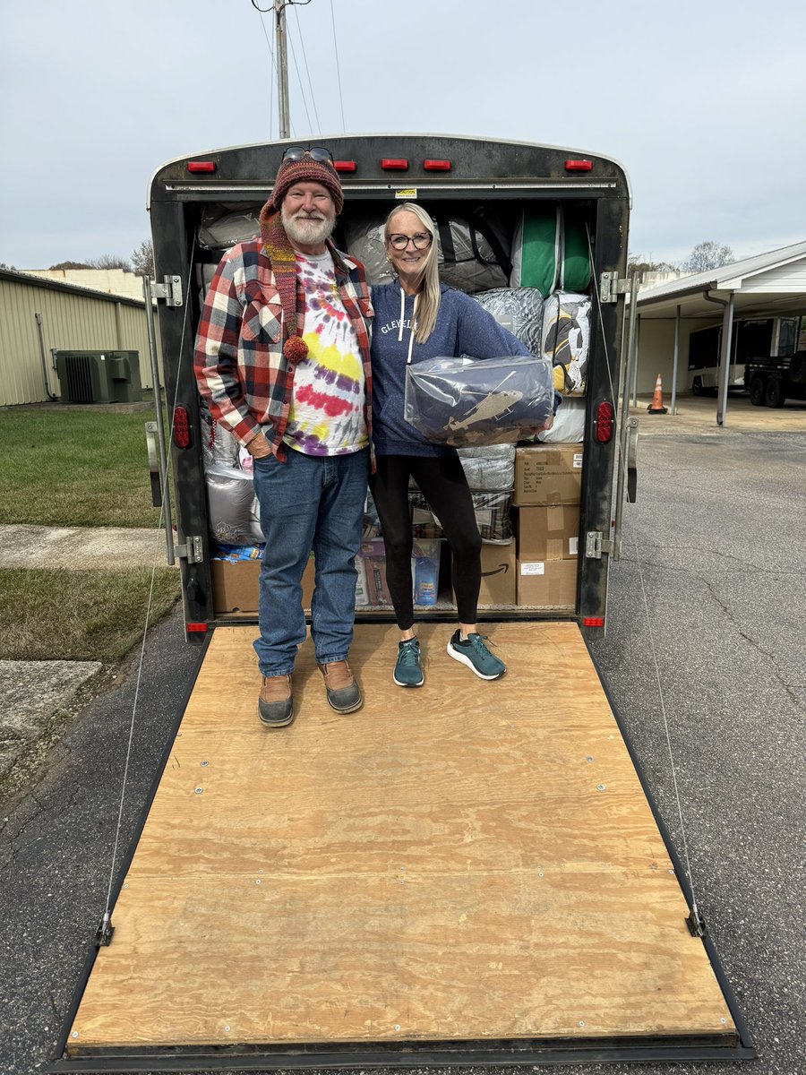 gbiffle's tweet photo. Bedding from @furniturerow is on the way to @CampingWorld in Marion - supplies are being distributed by Project Your Home in the back warehouse. 

If you’re nearby, head over there to grab some bedding or other needed supplies as it gets colder Thanks to Michelle & Jason and Facebook Craig for coordinating this load pickup!