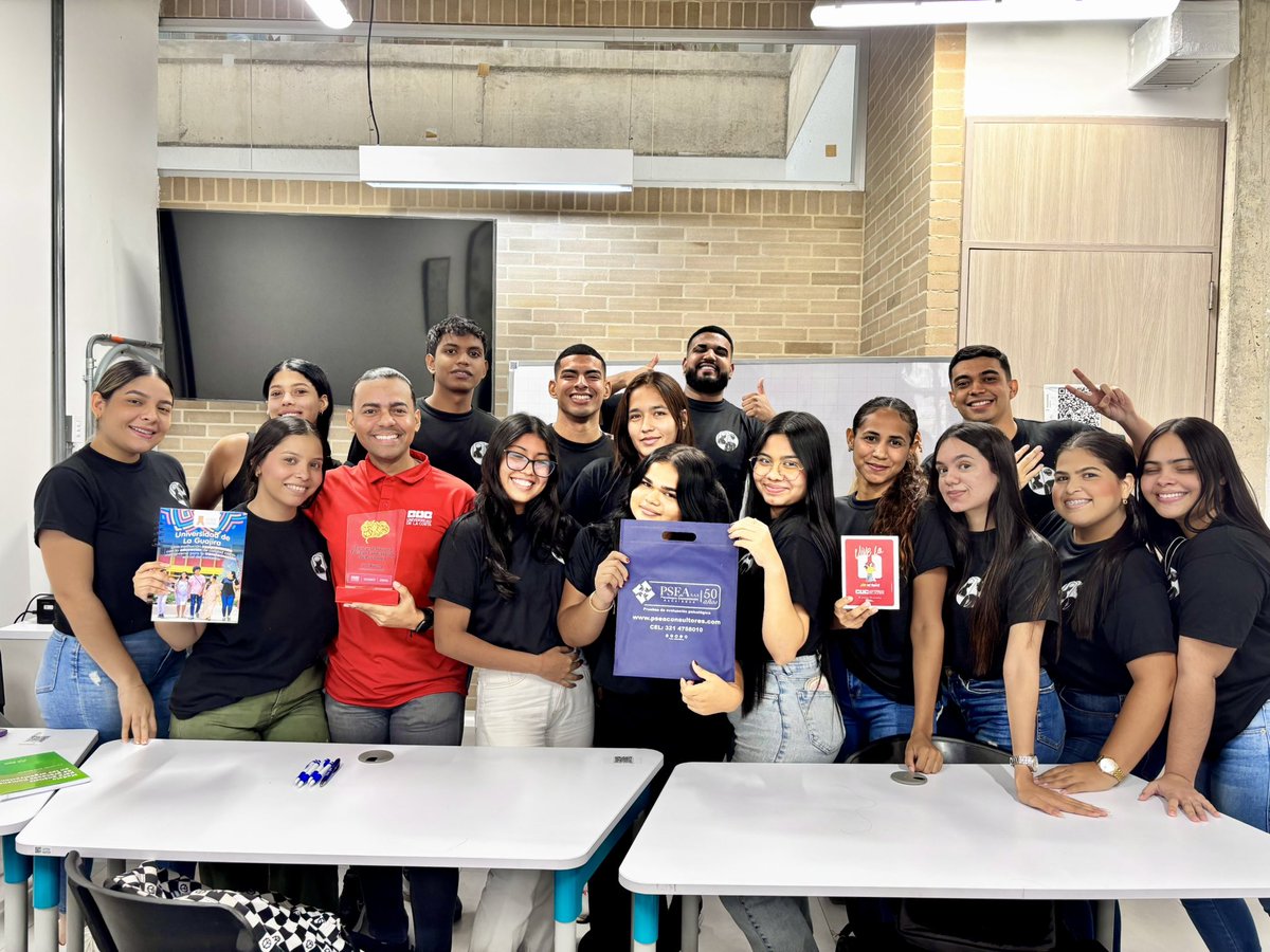 ronaldlinero's tweet photo. No hay mejor manera de celebrar el día nacional del psicólogo con mis estudiantes de la asignatura de laboratorio de medición y evaluación psicológica, quienes tuvieron el 3er lugar en el I Concurso Nacional Feria de Laboratorios de Psicología. #profeorgulloso 🤩🏆🧠 https://t.co/VlSD7pSlha