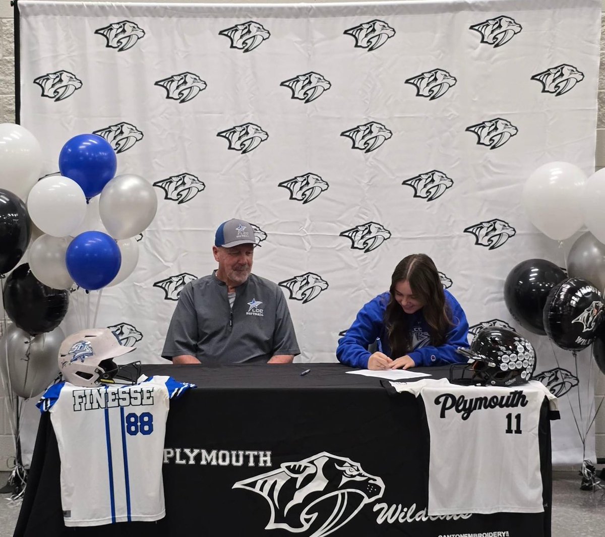 It’s Official!!⭐️💙🤍
<a href="/SoftballLansing/">Lansing CC Softball</a> @ClemonsFinesse