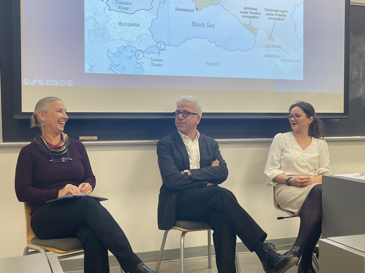 CÉRIUM (@ceriudem) on Twitter photo « 2 pays, 3 votes et des régions sécessionnistes…» lance Magdalena Dembinska aux côtés de @FredericMerand <a href="/Sciencepo_UdeM/">Science politique UdeM</a> pour cette conférence sur les élections en Moldova et en Géorgie, animée par <a href="/emrousseau1/">Emmanuelle Rousseau</a>, et qui fait salle comble !
<a href="/JMCMontreal/">Jean Monnet Montréal</a> <a href="/FASNouvelles/">FAS-UMontréal</a> « 2 pays, 3 votes et des régions sécessionnistes…» lance Magdalena Dembinska aux côtés de @FredericMerand <a href="/Sciencepo_UdeM/">Science politique UdeM</a> pour cette conférence sur les élections en Moldova et en Géorgie, animée par <a href="/emrousseau1/">Emmanuelle Rousseau</a>, et qui fait salle comble !
<a href="/JMCMontreal/">Jean Monnet Montréal</a> <a href="/FASNouvelles/">FAS-UMontréal</a>