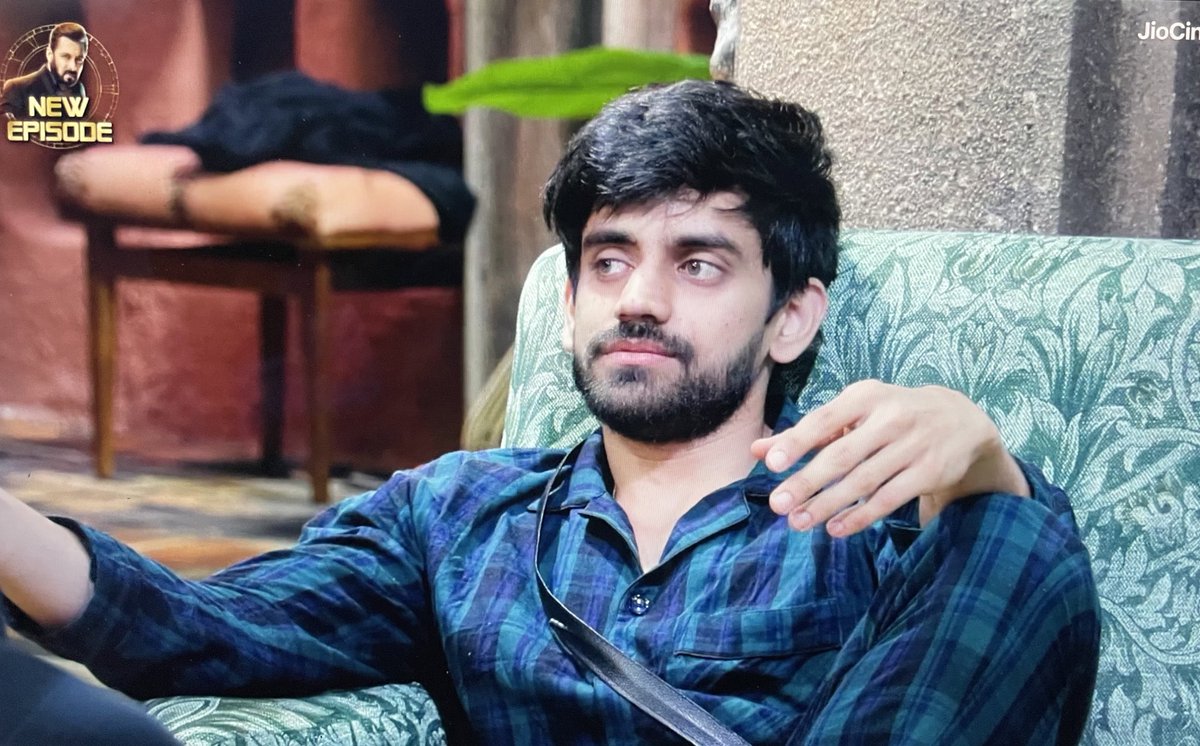 beingrachit_'s tweet photo. #AvinashMishra decoding Rajat Dalal double dholki game to #KaranveerMehra. Also Avinash openly calling out Vivian too “mujhe dikh raha hai Vivian ain’t doing any work! but main time god nahi hoon! Time god shud speak”

BRILLIANT 👏🏻👏🏻👏🏻

#BB18 #BiggBoss18 https://t.co/vhebjHztxd