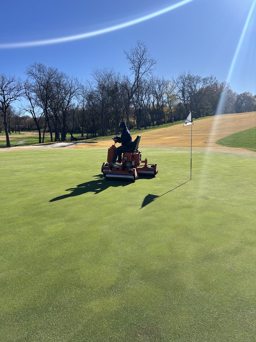 CRgreenside's tweet image. Zoysia is finally going to bed in Leawood KS.  The golf course is sporting some beautiful fall colors. 

#CCL #SuperView #TransitionZone