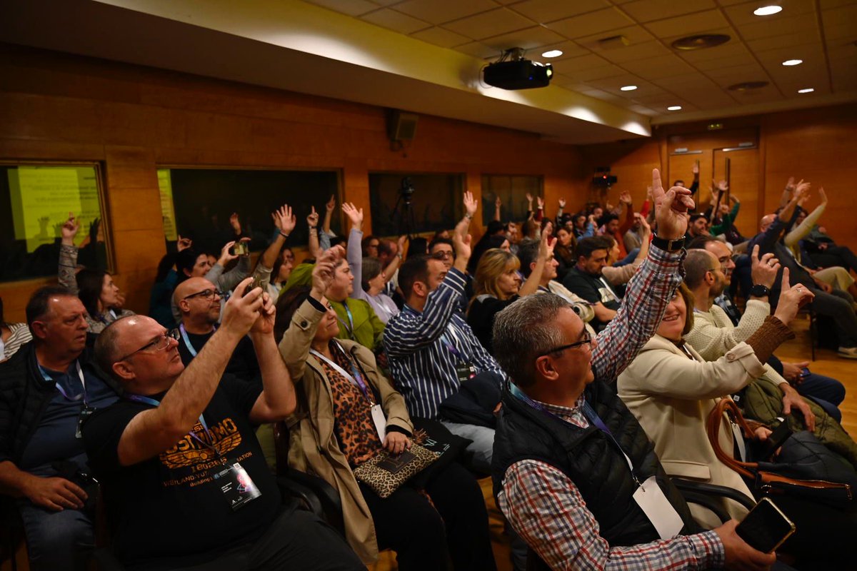 🌾 Los #PuntosVuela en el #CongresoIA
Hoy hemos participado en una charla clave: 
🔹 IA para todos, sobre cómo democratizamos la IA en el entorno rural andaluz, con <a href="/jacorpas/">Alberto Corpas Novo</a>, del @consorciofr y Francisco José González Herrera, AIL de Villamanrique de la Condesa.