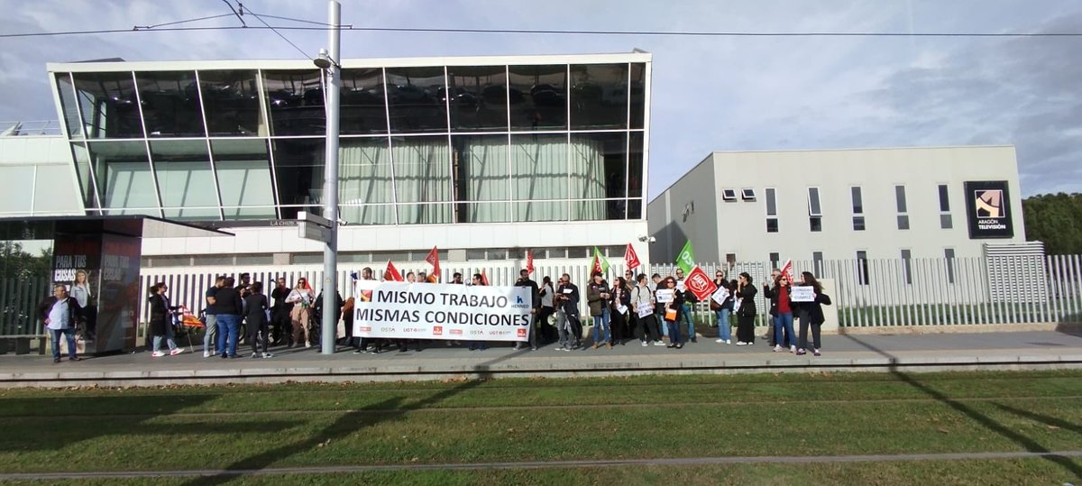 comiteCHIP's tweet photo. 🟥 Éxito rotundo de seguimiento de la huelga en #ChipEnLucha, un 95% de compañeros no han venido a trabajar.
⚫ Masiva asistencia a las concentraciones.
🟥 La jornada sigue. A las 20.00h nos vemos en la puerta de Heraldo, Independencia 29.
@henneomedia @CARTV_ https://t.co/ZEOp4fck7g