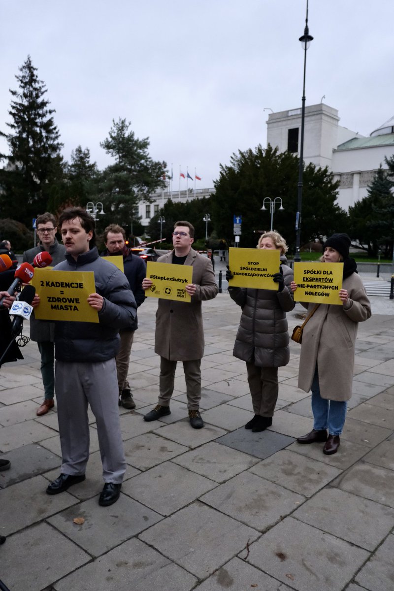 eryk_baczynski's tweet image. 🤝 Zjednoczone ruchy miejskie stają przeciwko antydemokratycznym zmianom proponowanym przez Związek Miast Polskich w #lexsutryk.
Dość obsadzania politykami rad nadzorczych i samorządowych gadzinówek. Czekamy na deklaracje @trzaskowski czy zablokuje ten lobbing.