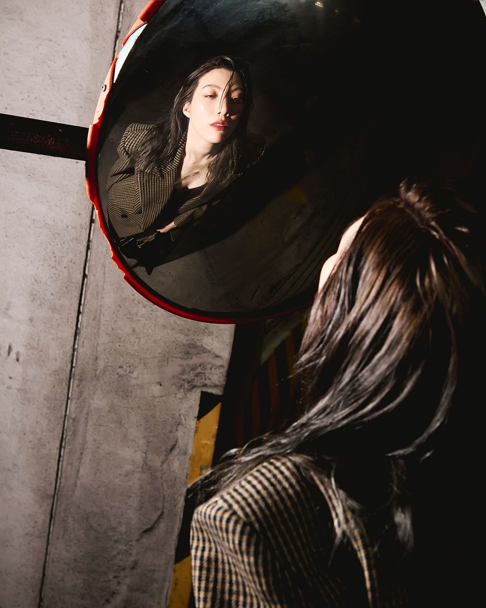 LingOrmNewsTH's tweet image. ความงามที่ไร้กาลเวลา กับความมั่นใจที่เปล่งประกายดุจแสงไฟยามค่ำคืน – นี่คือจิตวิญญาณของ YSL ที่น้องออมสะท้อนออกมาได้อย่างสมบูรณ์แบบ

YSL X ORM KORNNAPHAT 
#OrmSaintLaurent