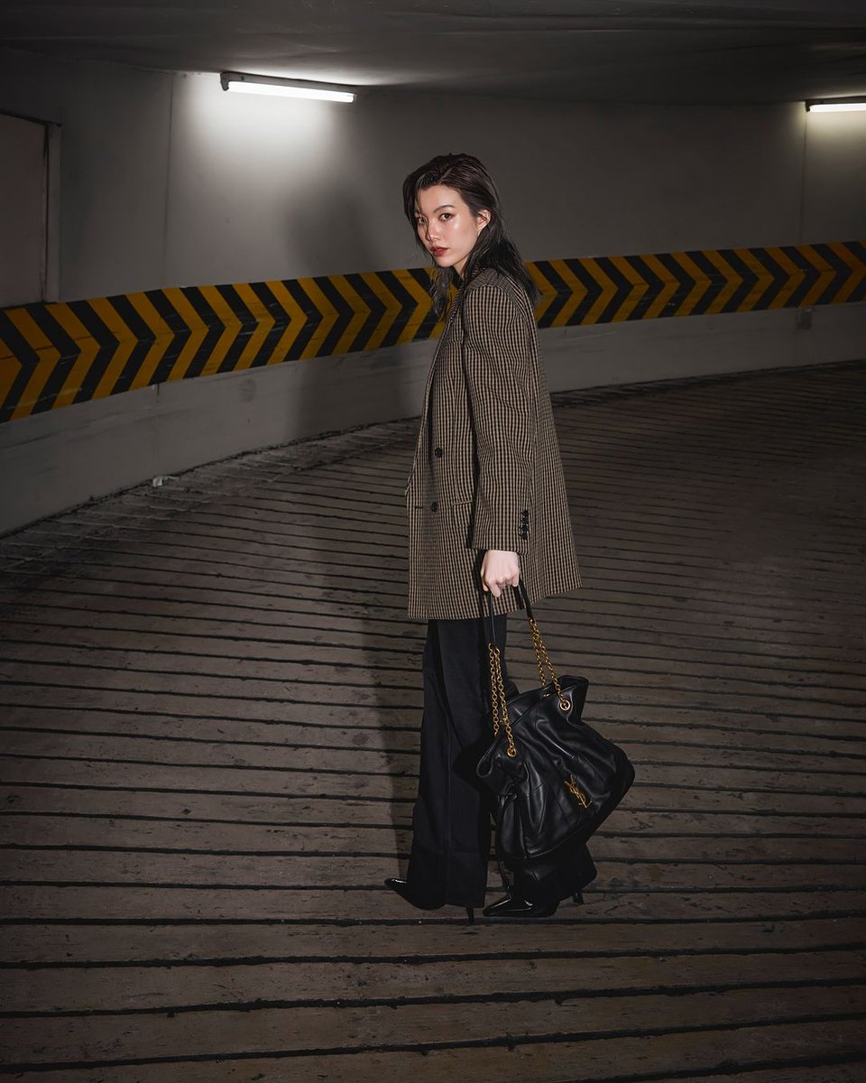 LingOrmNewsTH's tweet image. ความงามที่ไร้กาลเวลา กับความมั่นใจที่เปล่งประกายดุจแสงไฟยามค่ำคืน – นี่คือจิตวิญญาณของ YSL ที่น้องออมสะท้อนออกมาได้อย่างสมบูรณ์แบบ

YSL X ORM KORNNAPHAT 
#OrmSaintLaurent