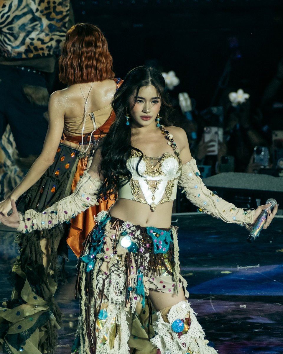 aiahpls's tweet photo. aiah's beauty is so ethereal and the way she carries herself on stage is just so captivating 😩 https://t.co/YCJPfXNudi