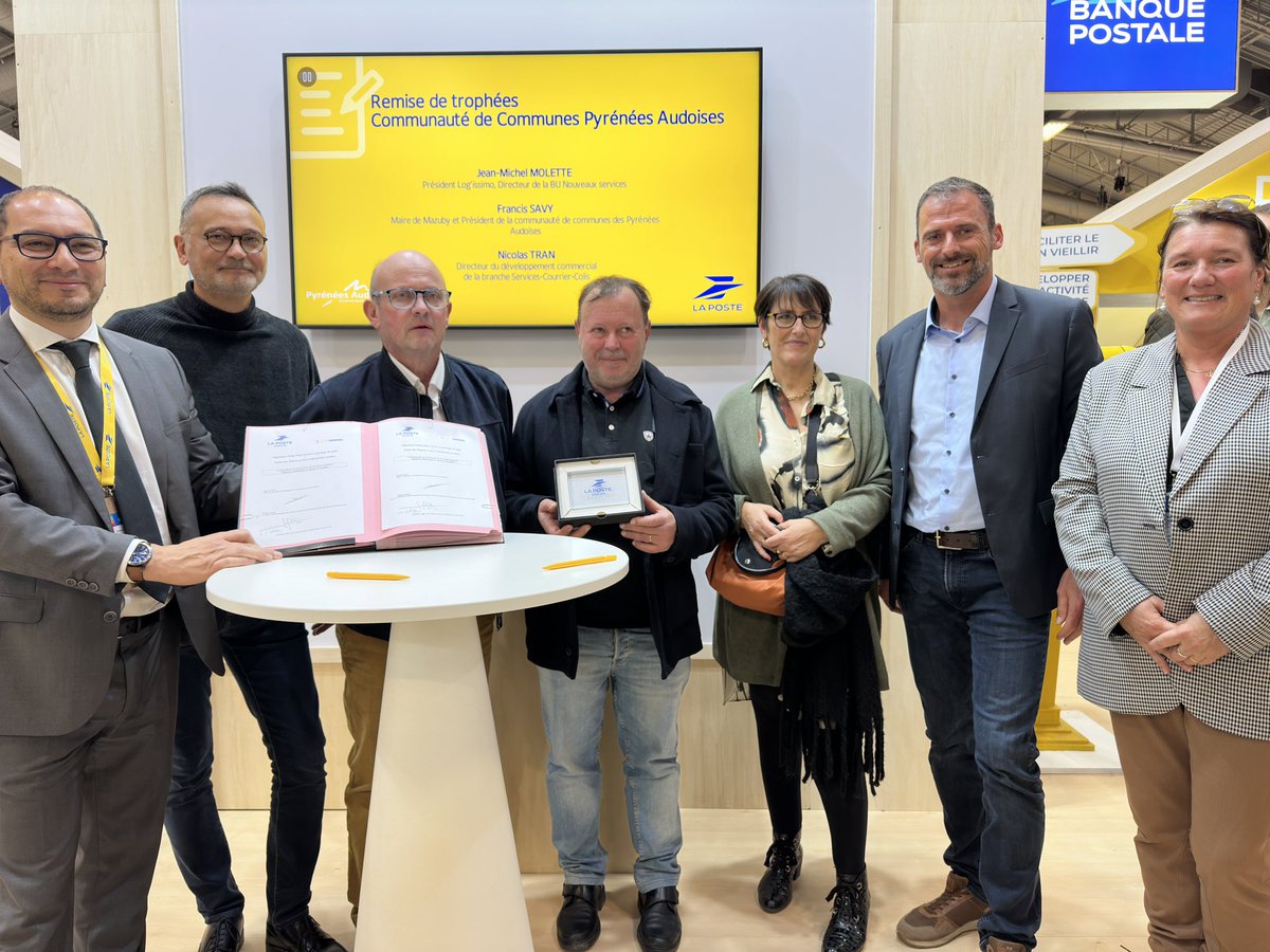 GroupeLaPoste's tweet image. SMCL 2024 | Le portage de #repas est présent dans l’#aude, un service apprécié et vital pour les territoires #ruraux. 
Remise d’un #trophée remerciant la  CC des pyrénées audoises pour son engagement au service des habitants et du bien #vieillir à domicile.