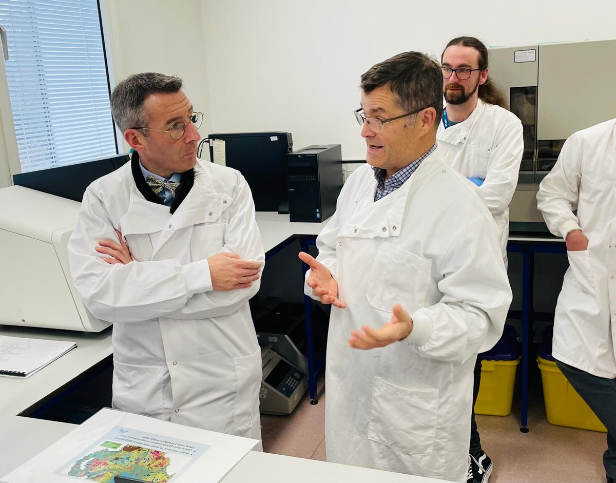 AFBI_NI's tweet photo. @daera_ni Minister @AndrewMuirNI visited AFBI Stormont today, where he met veterinary scientists and researchers during a tour of the labs, to get an insight into vital work of protecting animal, plant and human health #AFBIScience #AFBIResearch https://t.co/NdHU9PmFM2