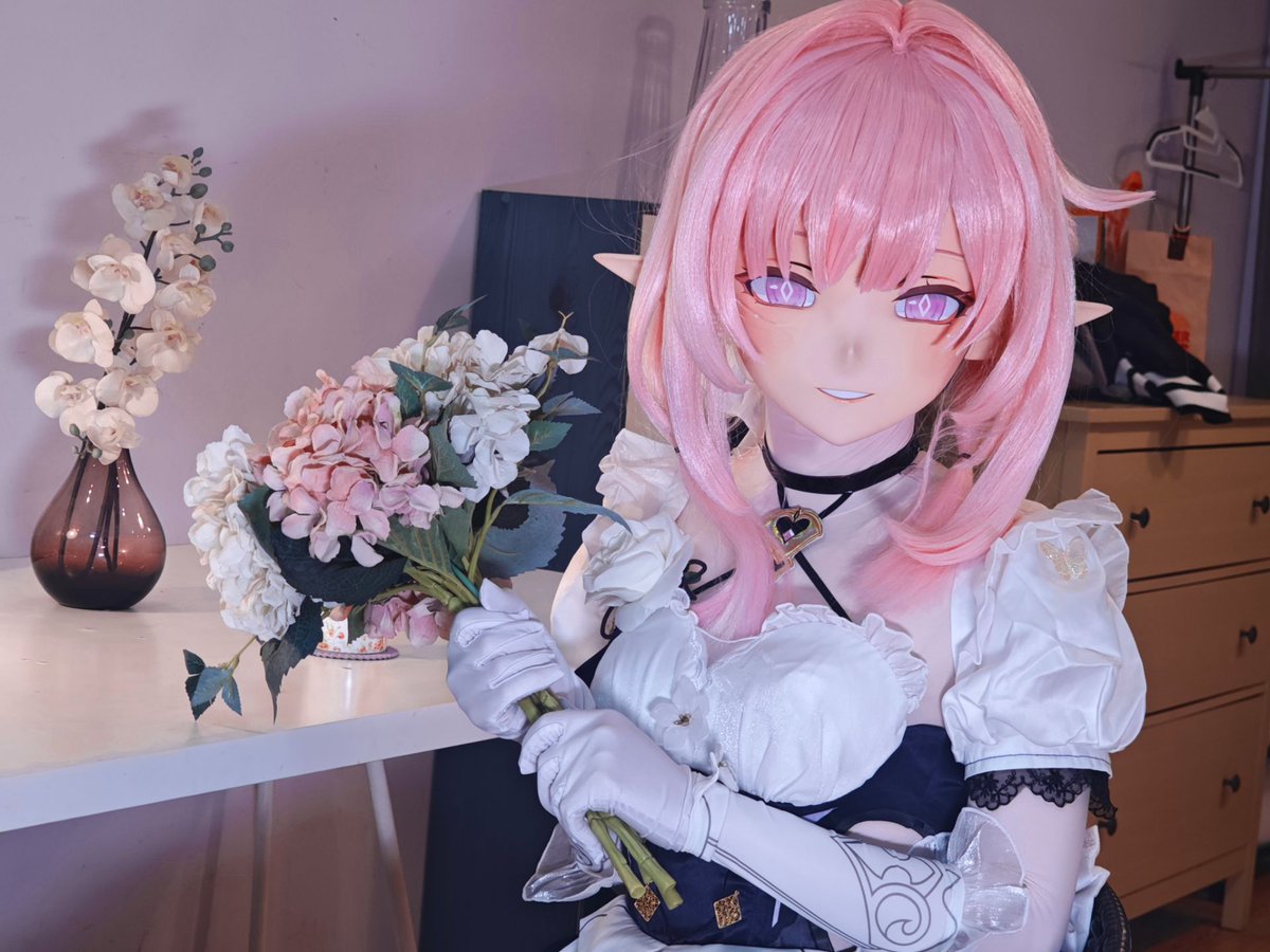 AYyy_0123's tweet photo. 这束鲜花，要心怀感激得收下哦～

📷:@YEEEEAN1 
＃kigurumi #爱莉希雅 https://t.co/kfQj4md7zF