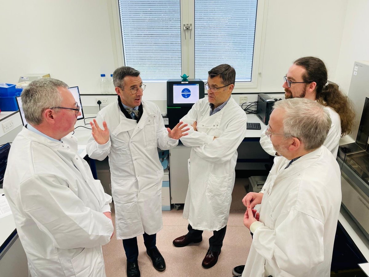AFBI_NI's tweet photo. @daera_ni Minister @AndrewMuirNI visited AFBI Stormont today, where he met veterinary scientists and researchers during a tour of the labs, to get an insight into vital work of protecting animal, plant and human health #AFBIScience #AFBIResearch https://t.co/NdHU9PmFM2